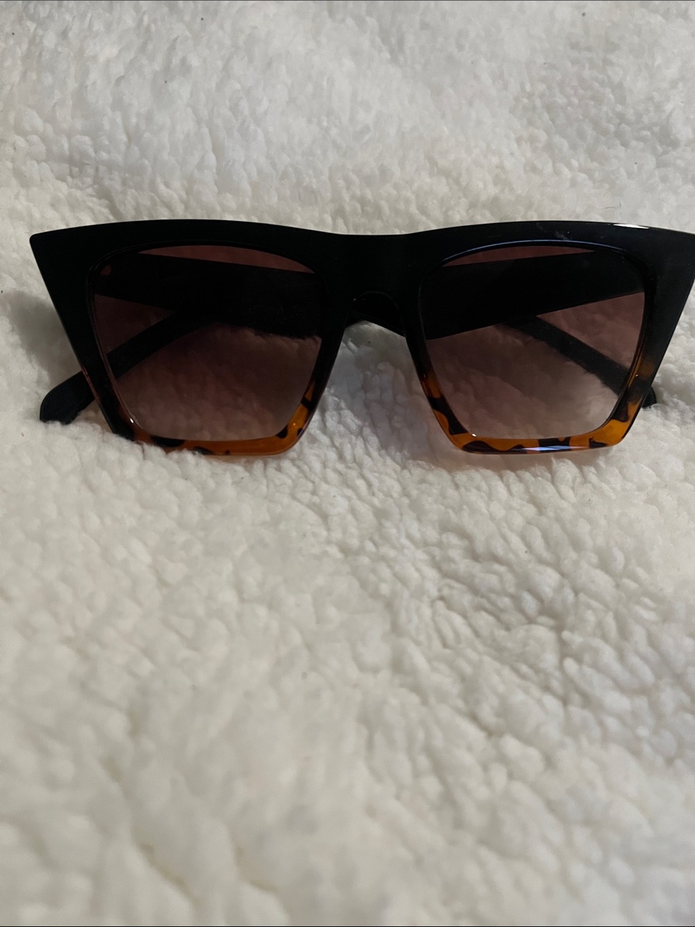 Stylish Two-Tone Cat Eye Sunglasses - Black & Tortoiseshell